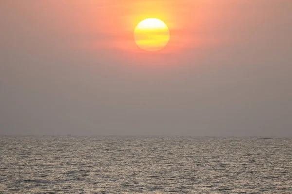 Solnedgång över havet på Mumbai — Stockfoto