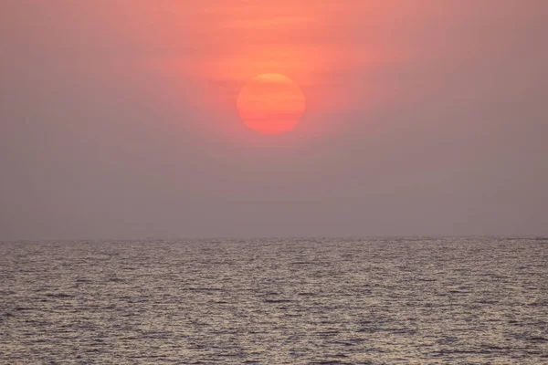 Západ slunce nad oceánem v Bombaji — Stock fotografie