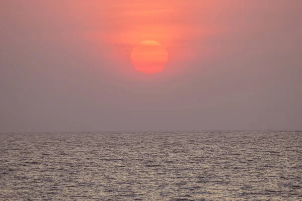 Solnedgång över havet på Mumbai — Stockfoto