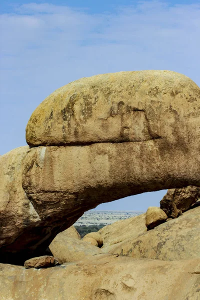 Variedade natural de afloramentos de granito calvo e arco de pedra Spitzkoppe — Fotografia de Stock