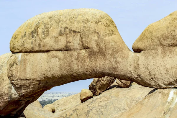 Variedade natural de afloramentos de granito calvo e arco de pedra Spitzkoppe — Fotografia de Stock