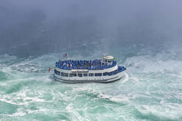 El barco con los turistas ansiosos de ver el milagro de la naturaleza en frente —  Fotos de Stock