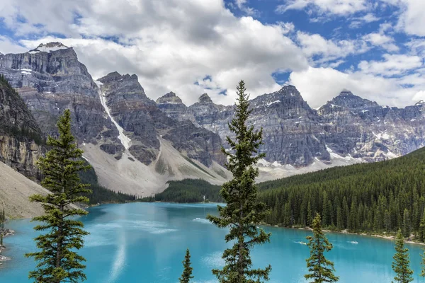 Jezioro góry drzewa krajobraz w Lake Moraine, Kanada — Zdjęcie stockowe