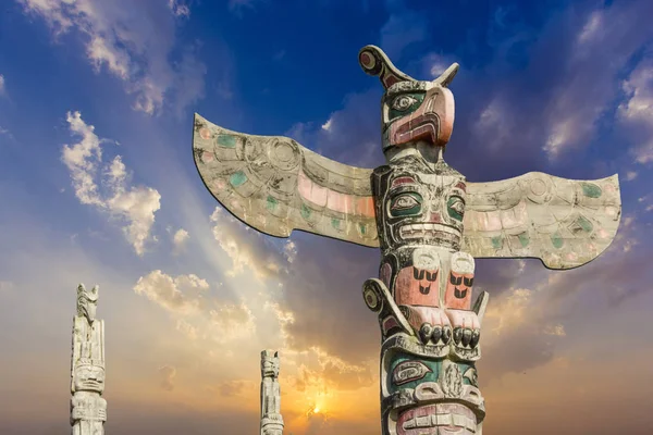 Velhas máscaras totem de madeira tradicionais — Fotografia de Stock