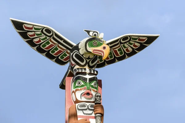 Velhas máscaras totem de madeira tradicionais — Fotografia de Stock