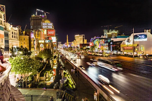 Vista al Strip en Las Vegas por la noche con coches en la calle — Foto de Stock