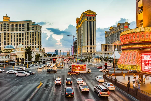 Zobacz do Strip w Las Vegas w godzinach wieczornych z KSR w traff — Zdjęcie stockowe
