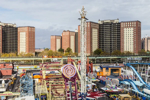 Люди наслаждаются зоной развлечений Luna park at Coney islandwalking — стоковое фото