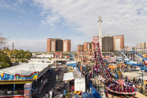 Insanlar Luna park Coney islandwalking adlı eğlence alanının keyfini çıkarın. — Stok fotoğraf