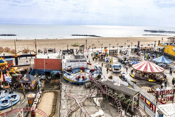 La gente disfruta de la zona de atracciones Luna park en Coney islandwalking —  Fotos de Stock