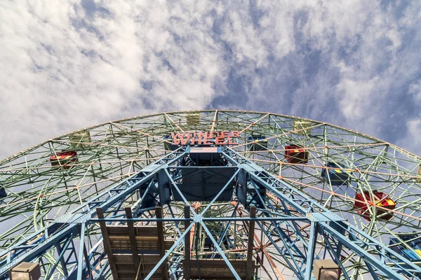 Wonder Wheel is a hundred and fifty foot  eccentric wheel — Stock Photo, Image