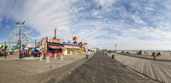 Menschen besuchen berühmte alte Promenade auf der Coney Island, dem Vergnügungspark — Stockfoto