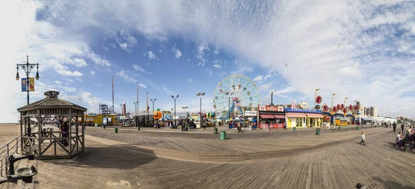 Mensen bezoeken de beroemde oude promenade op Coney Island, amusement — Stockfoto