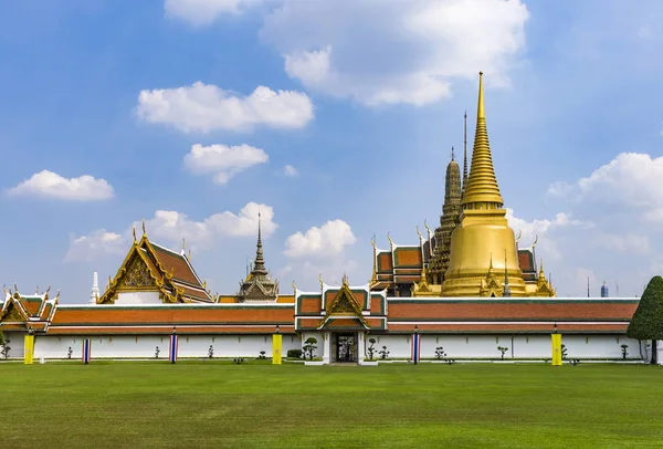 View to Grand Palace with golden temple — Stock Photo, Image