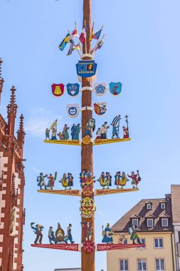 mavi gökyüzünün altında direği