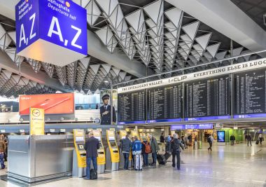 insanlar departur Inside Frankfurt Uluslararası Havaalanı