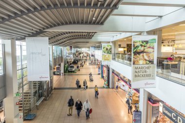 Terminal 2 Hamburg'deki geçide insanlar acele