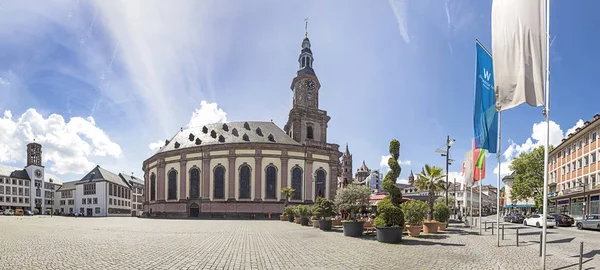 Pohled do centrální náměstí s kostelem Nejsvětější trojice a staré bui — Stock fotografie