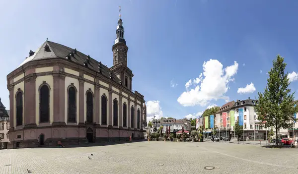 Vista sul mercato centrale con chiesa trinità e vecchi bui — Foto Stock