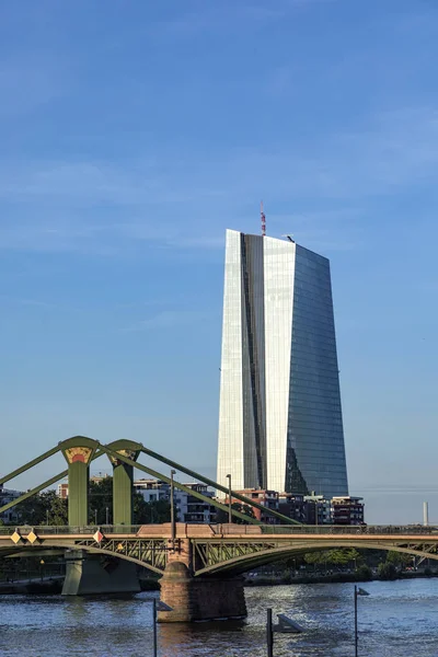 Panorama de la nueva sede del Banco Central Europeo en riv — Foto de Stock