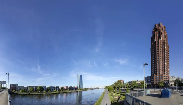 Panorama du nouveau siège de la Banque centrale européenne avec r — Photo