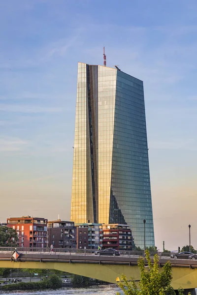 Panorama de la nueva sede del Banco Central Europeo en riv — Foto de Stock