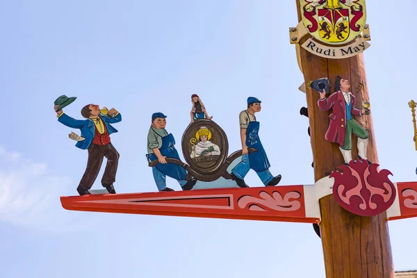 Maypole bajo el cielo azul — Foto de Stock