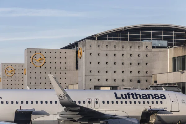 フランクフルトでのルフトハンザ航空機とターミナル 1 — ストック写真