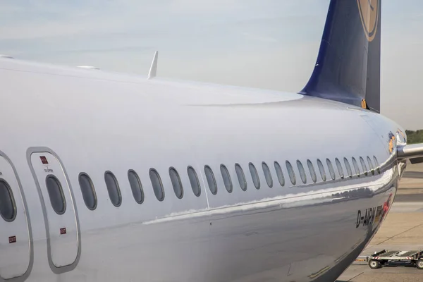 Terminal 1 with Lufthansa aircrafts in Hamburg — Stock Photo, Image