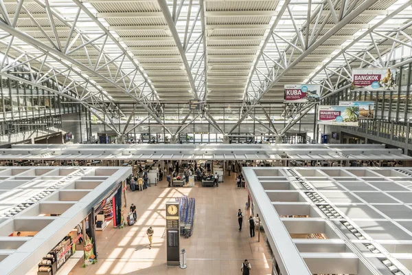 La gente si affretta al cancello del Terminal 2 di Amburgo — Foto Stock