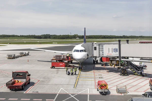 A Lufthansa Airbus está pronta para embarcar no novo terminal em Ha — Fotografia de Stock