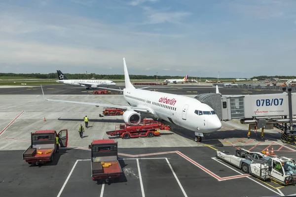 Air berlin uçak hazır h yeni terminalinde yatılı için — Stok fotoğraf