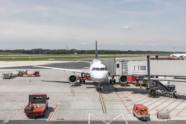 A Lufthansa Airbus está pronta para embarcar no novo terminal em Ha — Fotografia de Stock