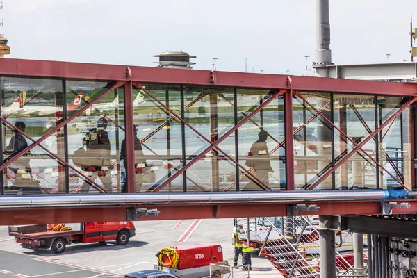 Pessoas que embarcam através da ponte de passageiros em Haburg para a aeronave — Fotografia de Stock