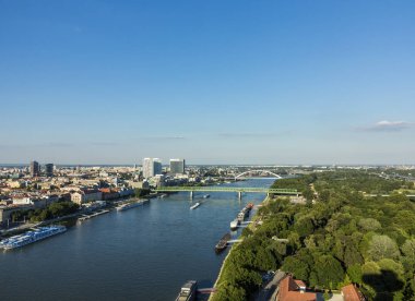 Bratislava manzarası ile Tuna Nehri için görüntüleyin
