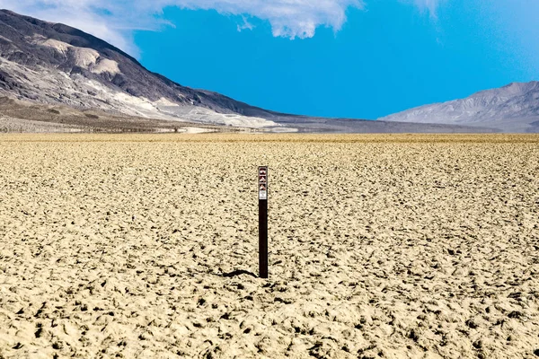 View over the dried salt see of  Searles Lake to the panamid mou — Stock Photo, Image