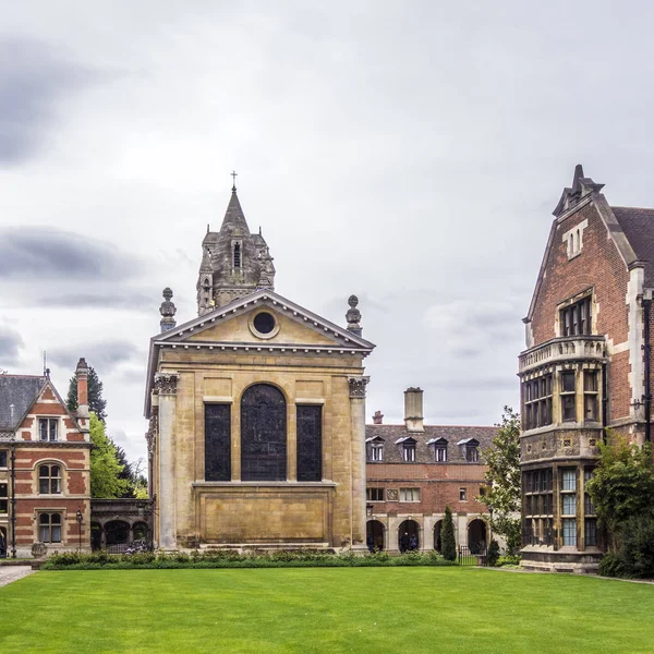 Antiga corte de Pembroke College na Universidade de Cambridge — Fotografia de Stock