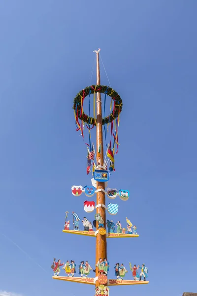 Maypole under blue sky — Stock Photo, Image