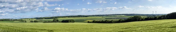 Paesaggio nell'Hunsrueck con generatori eolici e sole raccogliere — Foto Stock