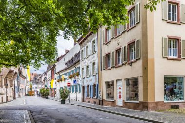Eski kasaba Freiburg boyalı eski cepheler ile göster