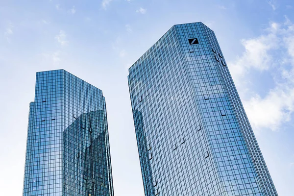 Vista al rascacielos del Banco Alemán en el centro de Frankfurt al mediodía — Foto de Stock