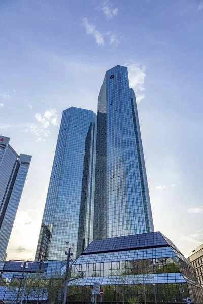 Vista para arranha-céus do Banco Alemão no centro de Frankfurt, no meio-dia — Fotografia de Stock