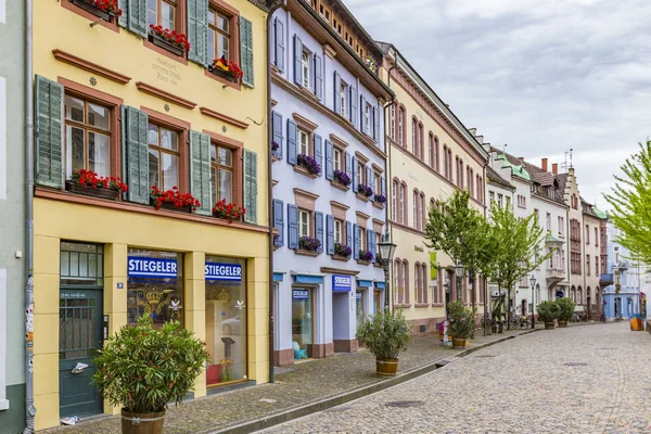 Blick auf die Freiburger Altstadt mit bemalten alten alten Fassaden — Stockfoto