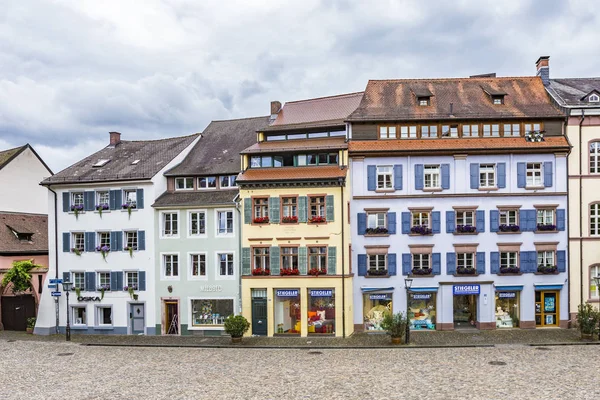 Vista sul centro storico di Friburgo con vecchie facciate dipinte — Foto Stock