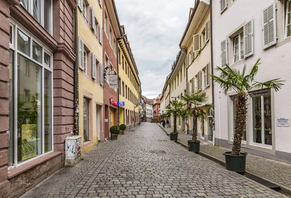 Vista para a cidade velha de Freiburg com fachadas velhas pintadas — Fotografia de Stock