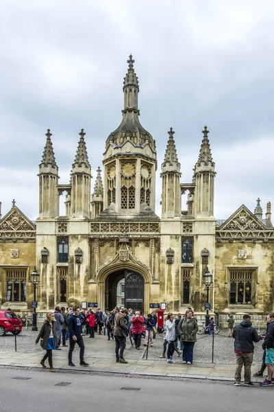 As pessoas visitam a famosa universidade universitária do Rei de Cambridge — Fotografia de Stock