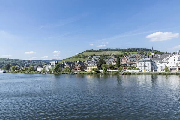 People enjoy visiting the old town of Traben-Trarbach with its f — Stock Photo, Image