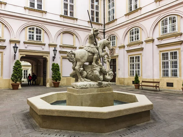 Estatua del caballero San Jorge matando al dragón - fuente en Prim — Foto de Stock