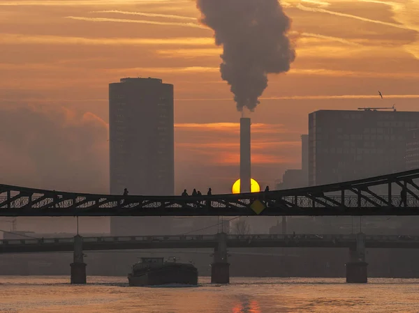 Atardecer romántico en Frankfurt en el río Main —  Fotos de Stock