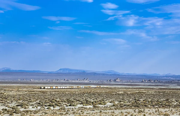 Treno merci passa pianure vicino Ridgecrest — Foto Stock